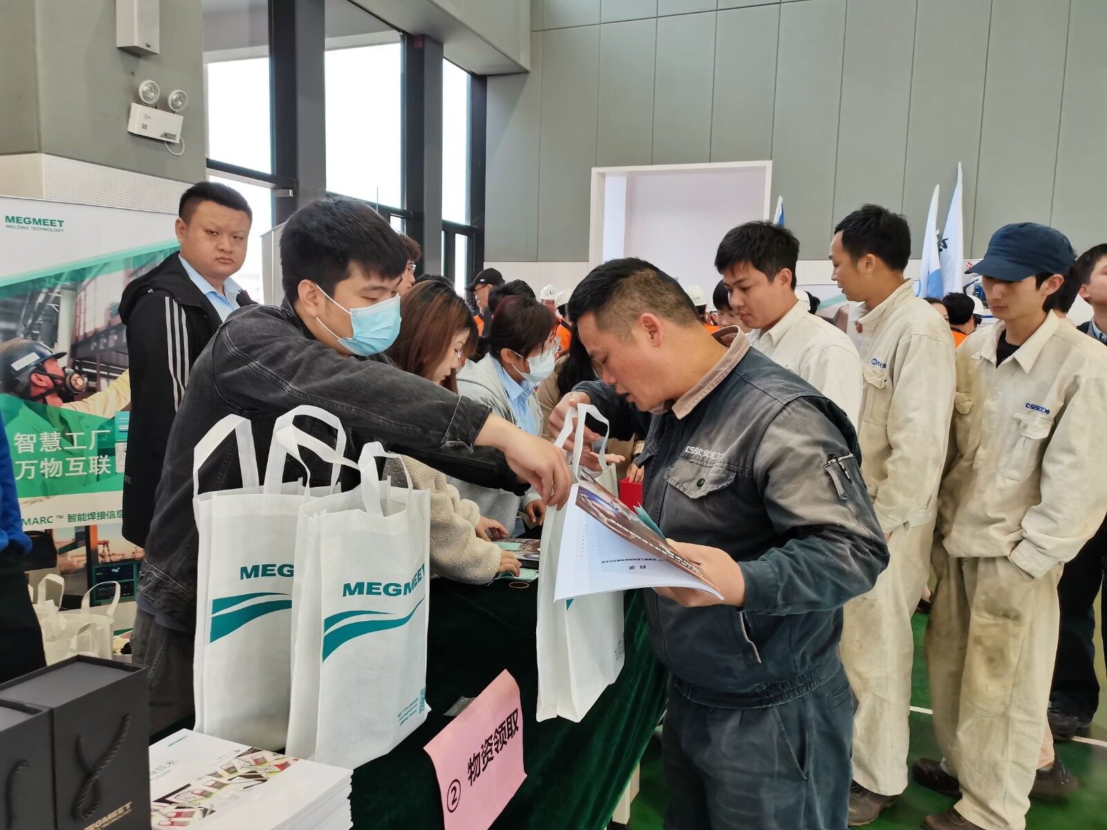 焊工签到及领取麦格米特焊机礼品