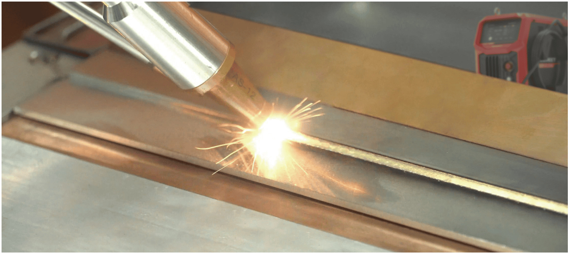 LUX Series Air-Cooled Handheld Fiber Laser Welding Machine (1200W/800W) LUX Series Air-Cooled Handheld Fiber Laser Welding Machine (1200W/800W)